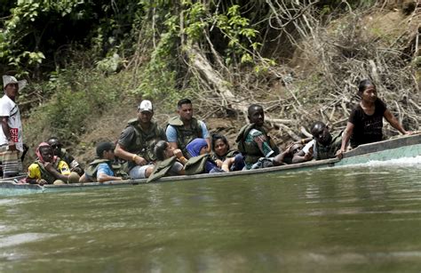 Migrantes cruzan último tramo mortal de la selva del Darién AP News