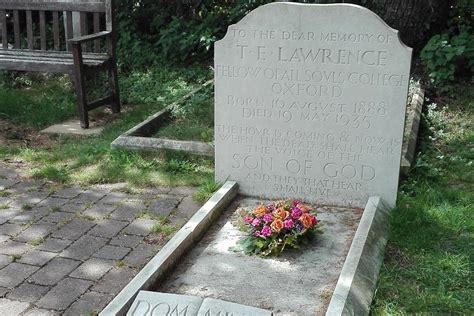Robert graves (lawrence and the arabian adventure, 1928): Grave of T.E. Lawrence, Moreton Church Cemetery - Moreton ...