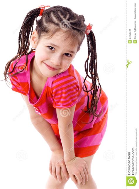 menina bonita que está com mãos em joelhos foto de stock imagem de modelo positivo 24050848