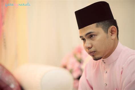 Dalam prosesnya akad nikah sebetulnya cukup sederhana. Bertunang - akad nikah ceremony (overall)