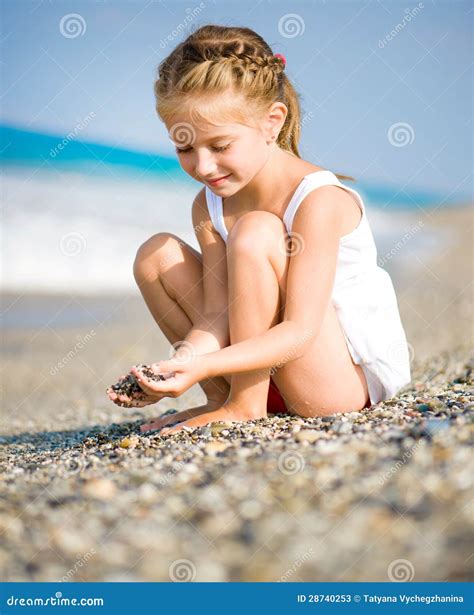 Bambina Sulla Spiaggia Immagine Stock Immagine Di Siedasi