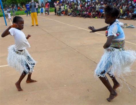 Deux Filles Exécutent Une Danse Enfants Africains Africaine Deux