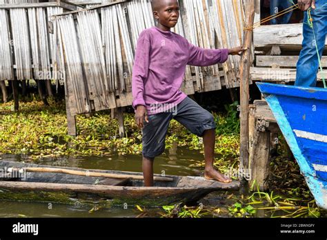 Afrique Afrique De Louest Bénin Lac Nokoue Ganvié Un Enfant Se