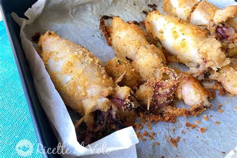 Un ripieno reso gustoso dai tentacoli saltati in padella e dal loro liquido di cottura aggiunto al composto. Calamari ripieni cotti al forno - Ricette al Volo