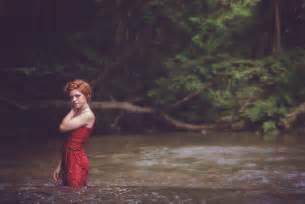무료 이미지 물 숲 집 밖의 소녀 햇빛 젖은 강 여름 여자 십대 나무 드레스 사진 자세 빨간 머리 세련된 3872x2592