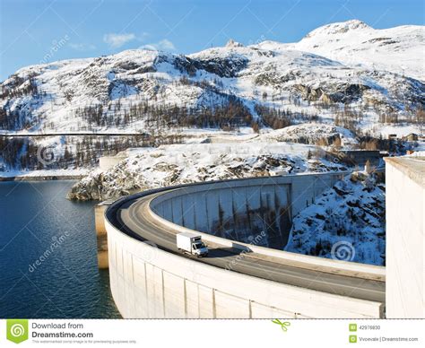 We're massive fans of tignes here at the ski club, making it the perfect base for our ski club leaders course, held in resort. Tignes Dam (Chevril Dam) In France Alps Stock Photo - Image of downhill, chevril: 42976830
