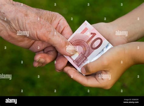 Anciana Dando Al Niño Un Billete De 10 Euros Fotografía De Stock Alamy