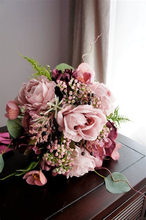 Chaque saison veut sa fleur a à disposition aussi des fleurs plus originales, comme par exemple le jasmin du madagascar (stephanotis), ou bien les gardénias, les coquelicots. Bouquet de mariée, Fleurs de mariage en soie, Mariage ...