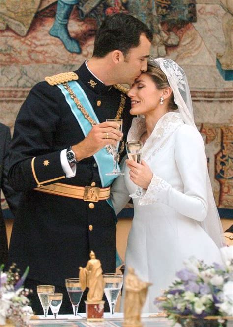 The Evolution Of The Royal Wedding Kiss Royal Wedding Gowns Royal