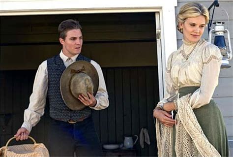 When Calls The Heart When Calls The Heart Foto Stephen Amell Maggie Grace Foto 226 Sobre