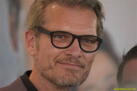 Abenteuer, action, thriller sterne : 20 Jahre „James Bond - Der Morgen stirbt nie" mit Götz ...