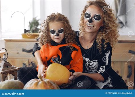 Madre Con Hija En Disfraz Y Maquillaje De Halloween Imagen De Archivo