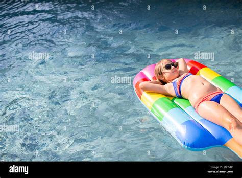mädchen im bikini liegen auf aufblasbaren außenpool stockfotografie alamy