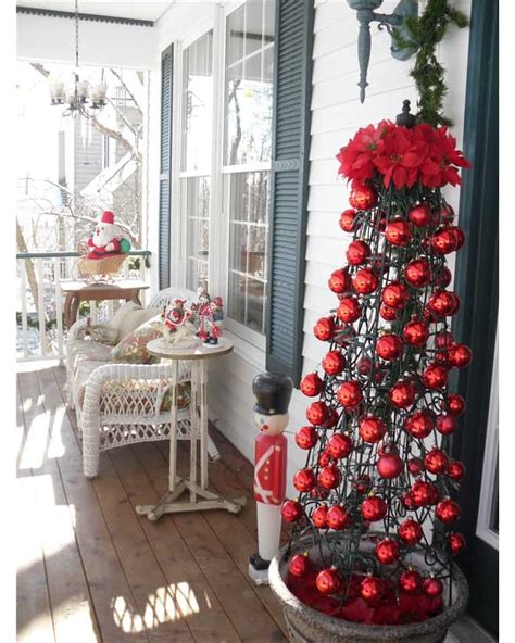 Seven christmas trees, hundreds of ornaments, and room upon room of vintage collectibles. These 15 Christmas Porch Decor Ideas Will Level Up Your ...