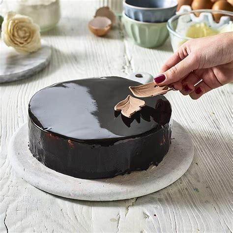 Hälfte des teiges in eine schüssel umfüllen. Mirror glaze Torte: Rezept für Spiegelkuchen mit Überzug ...