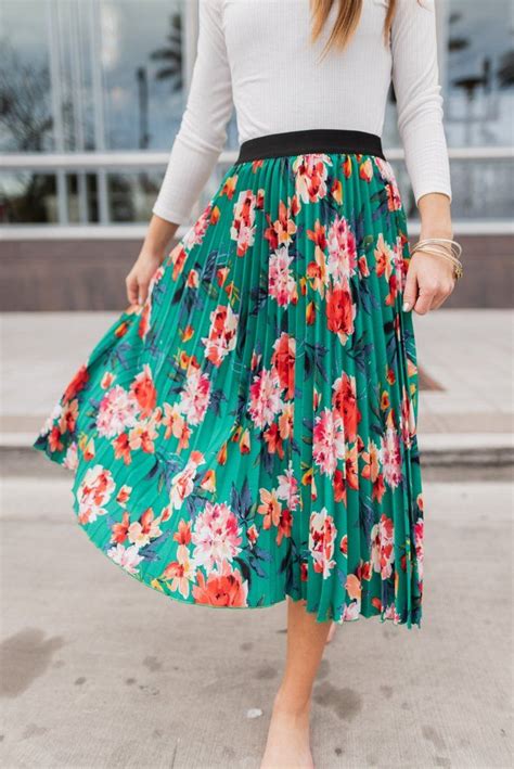Pin By 🖤 Kay 🖤 On Pink Desert Winter Floral Skirt Outfits Green