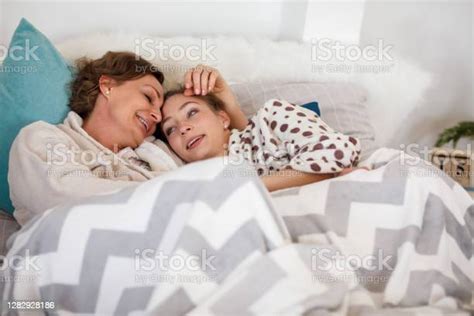 Anne Ve Genç Kızı Sabah Yatakta Sarılmak Zevk Stok Fotoğraflar And 20 24 Yaş‘nin Daha Fazla