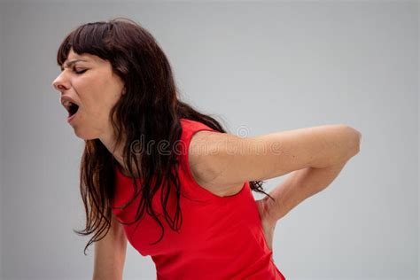 Mujer Con Dolor De Espalda Que Gime En Dolor Imagen De Archivo Imagen De Backache