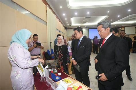 Namun agak luar biasa penyebaran video itu dimulakan oleh dato' saifuddin abdullah menteri luar negeri. Semasa lawatan ini, YB Timbalan Menteri telah dibawa ...