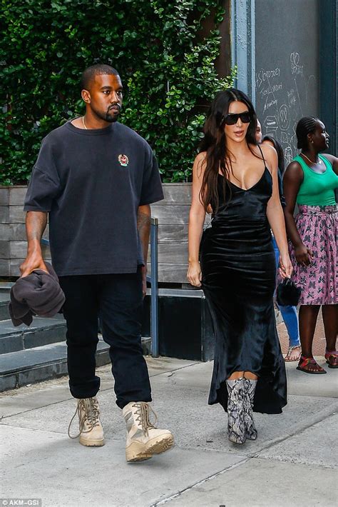 Kim Kardashian Steps Out With Kanye West In Nyc Daily Mail Online