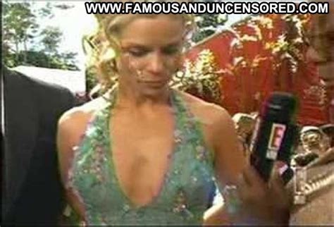 E Live On The Red Carpet Cheryl Hines Live Celebrity Cleavage