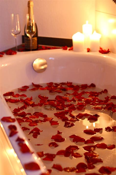 Valentinstags Idee Ein Romantisches Bad Mit Echten Rosenblüten Blumigo Valentinstag Ideen