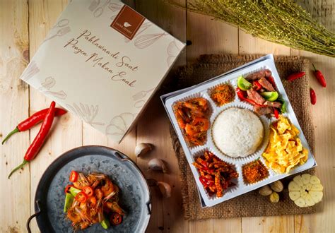 Nasi box merupakan makanan yang tidak asing lagi bagi kita orang indonesia. Mau Pesan Nasi Kotak Kekinian ? diCatering Dapur Patriot Pilihannya