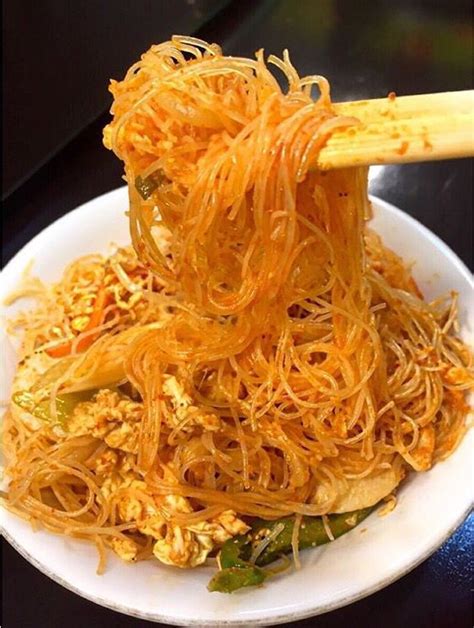 Bihun goreng is a popular hawker food where it is usually served on banana leaves similar to pancit habab together with makeshift chopsticks made with two lidi . Another Cemilan, Di Saat Mendung Gelap Melanda Ini ...