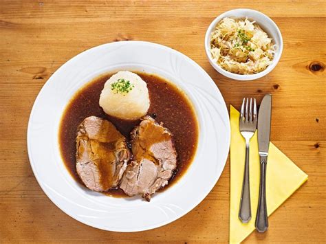 Schweinsbraten Mit Kartoffelkn Deln Und Speck Sauerkraut Sauerkraut