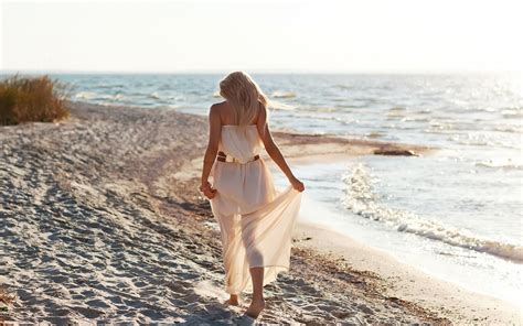 Hintergrundbilder Sonnenlicht Frau Modell Blond Meer Lange Haare Ufer Sand Wei Es