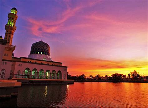 Kebebasan beragama bermaksud dalam sesebuah kelompok masyarakat atau seseorang itu bebas untuk memilih menganuti agama yang mereka kehendaki. Koleksi Minda: Transformasi Sosio Budaya Berteraskan Islam ...