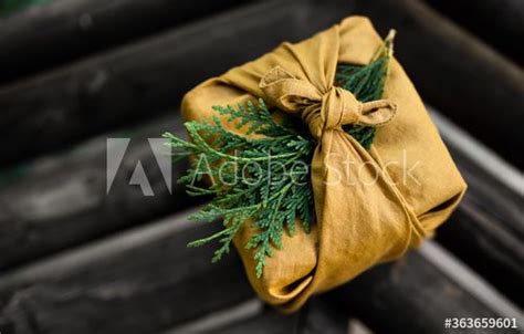 Homemade Linen Wrapped Present Acquista Questa Foto Stock Ed Esplora