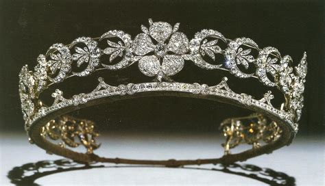 The tiaras of queen elizabeth ii. Königliche Juwelen: Das Teck Crescent Tiara Set