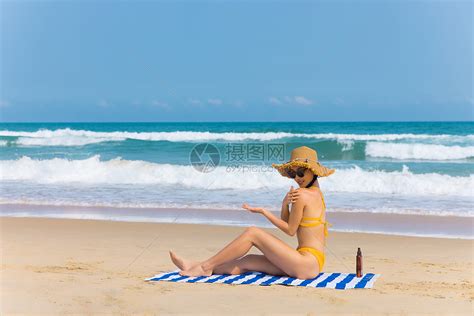戴草帽比基尼美女沙滩上涂抹防晒高清图片下载 正版图片501754556 摄图网