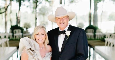 In an interview, alan jackson's wife, denise jackson opens up about her insecurities in her marriage and how her faith in god helped her through it. Alan Jackson Shows Off 41 Years Of Marriage With Wife, Denise
