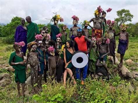 日本美女攝影師來到非洲全裸部落本來很害羞，但為了與當地人打成一片她決定拋開羞恥心「全裸」拍攝！