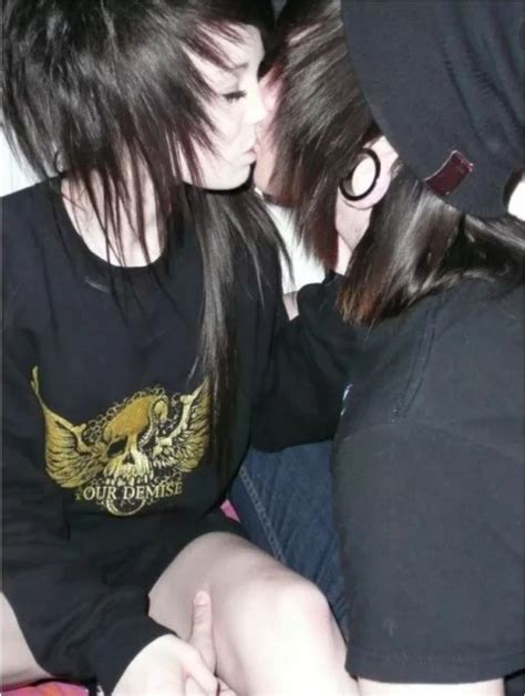 Pin By Makenzie On Котики Emo Couples Cute Emo Couples Cute Emo Girls