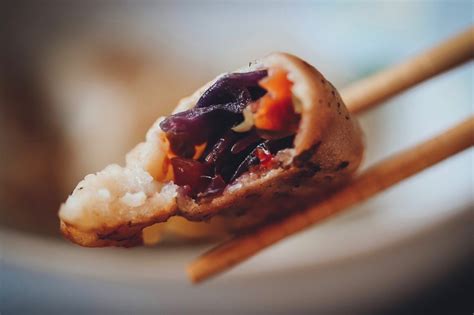 Dasselbe mit der zweiten teigkugel machen. Dumplings selber machen - veganes Dumpling Rezept | www ...