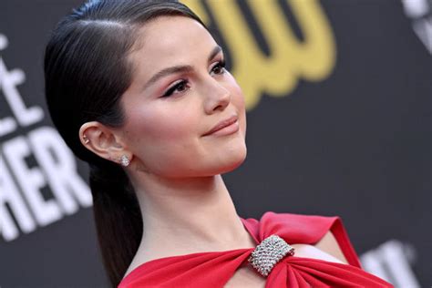 Selena Gomez Calls Lupus An Everyday Struggle The Signs And Symptoms