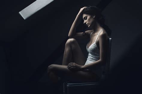 hintergrundbilder schwarz frau einfarbig modell sitzung fotografie sessel mode