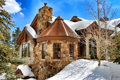 9 Winter Wonderland Homes To Get You In The Holiday Spirit