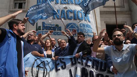 Marcha De Empleados En Defensa Del Banco Nación Primera Manifestación
