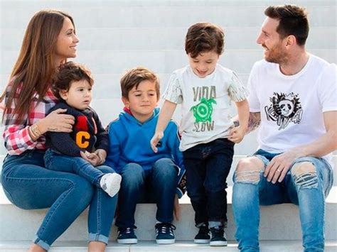 Caras Así Llegaban Leo Messi Antonela Rocuzzo Y Sus Hijos A La Argentina