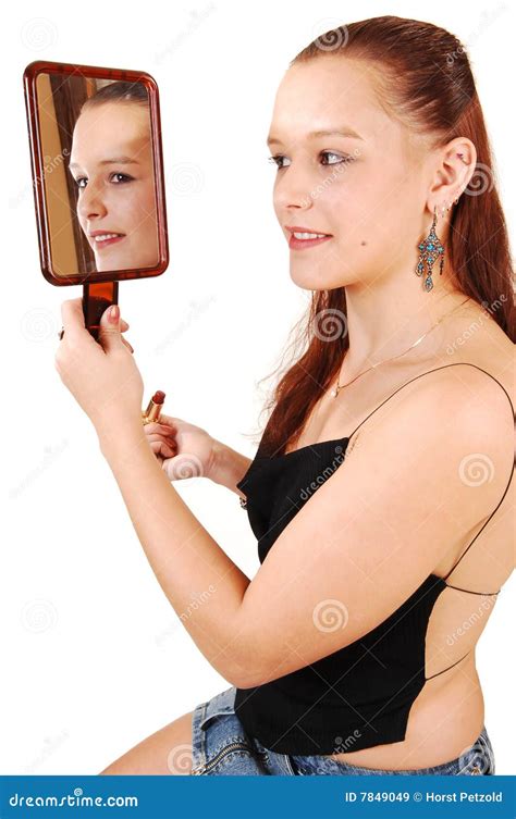 una mujer bonita en el espejo imagen de archivo imagen de haga cierre 7849049