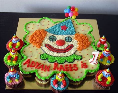 Clowns Cakes Made Out Of Cupcakes Pull Apart Cake Cupcake Cakes Cupcake Cake Designs