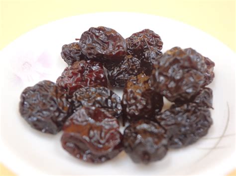Women Sour Dried Plum Preserved Fruit With Custom Flavor 10 G 24 Pcs
