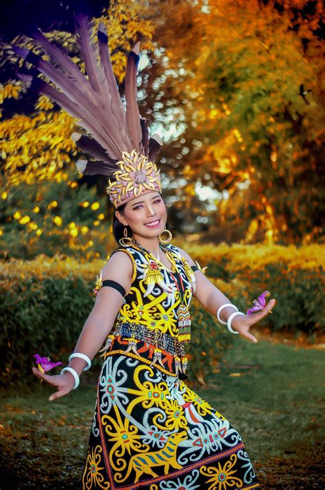 Dayak Traditional Dance From East Borneo Dress Culture Traditional Fashion Traditional Outfits