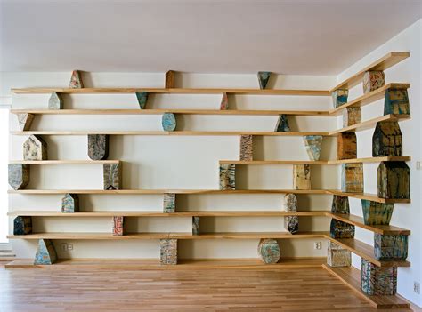 4 pomysły na oryginalne i tanie regały na książki