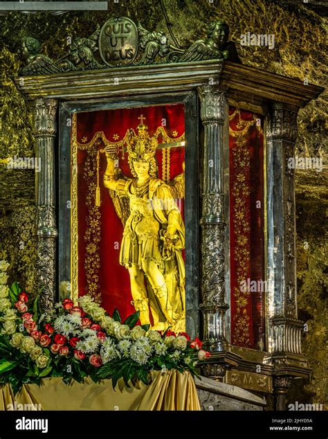 La estatua de San Miguel Arcángel una imagen arquetípica para la devoción tallada en mármol