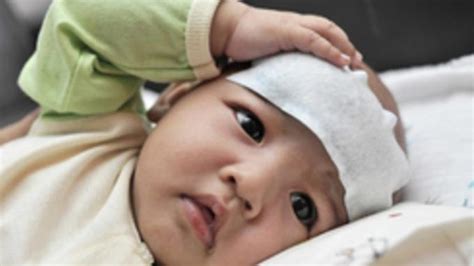 Meredakan demam atau panas pada bayi. Mencegah Demam Pada Bayi - Parenting Fimela.com
